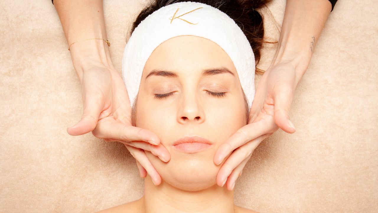 Inspiré des techniques manuelles les plus précises, le soin facialiste est une expérience unique. Ce soin d’exception allie technicité, écoute et douceur pour révéler la beauté naturelle de votre peau tout en favorisant une profonde détente.